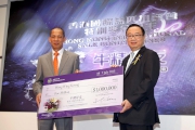Photo 1ĦB2<br>
The Hon Martin C K Liao, Steward of The Hong Kong Jockey Club, presents a HK$1 million cheque to Mr Wong Wing Keung, Owner of 2011/2012 Hong Kong International Sale Bonus winner Bullish Friend. Mr WongĦĤs wife and daughter join for a group photo after the presentation ceremony.